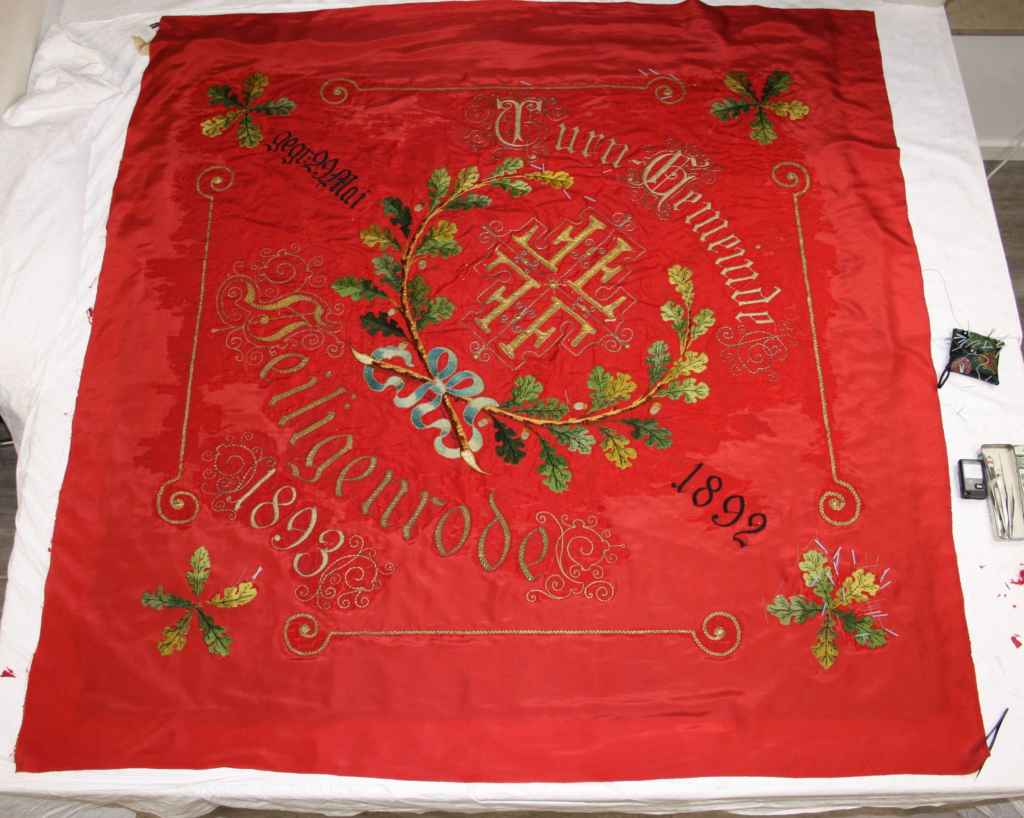 Gesamtaufnahme rotes Fahnenblatt